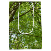 Kanopie van de groene Natuur van voorjaarsbladeren Medium Cadeauzakje (Achterkant)