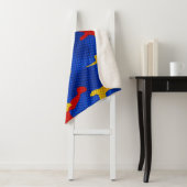 Kansas Blue Red Yellow Vibrant Camo Pattern Sherpa Deken (In situ)