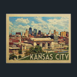 Kansas City Missouri Vintage Travel Briefkaart<br><div class="desc">Het ontwerp van Kansas City Missouri in de stijl van Vintage Travel met het uitzicht van de skyline in de stad met het hoofdgebouw.</div>