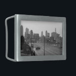 Kansas City Urban Skyline, zwart-wit Foto Gesp<br><div class="desc">In Kansas City, Missouri, strekt 6 rijstroken Main Street zich uit van de rechterbenedenhoek van de zwarte en witte foto naar de misty skyscraper horizon op afstand. Een donkere sedan, onder en links van het midden, drijft loodrecht op de rijstroken van verkeer die een moment van intrige in het cityscape...</div>