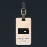 Kansas Map Wedding Bagagelabel, Couple's Name Bagagelabel<br><div class="desc">Deze staatsbagagelabels maken de perfecte trouwcadeautjes labels of welkome tas labels. Stropdas het aan je cadeau in plaats van een typisch label voor papieren cadeaus, en ze kunnen het nog maanden en jaren gebruiken. Labels hebben een perzikabrikozenachtergrond. Om het hart bij de trouwplaats te plaatsen, gebruik de "pas verder"optie aan....</div>