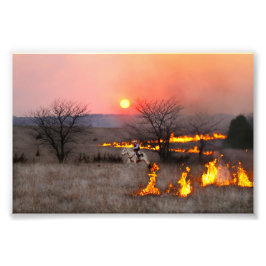 Kansas Rancher controleert brandlijn Foto Afdruk