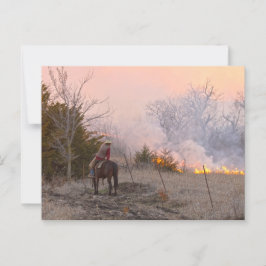 Kansas Rancher kijkt naar een gecontroleerde Prair Briefkaart