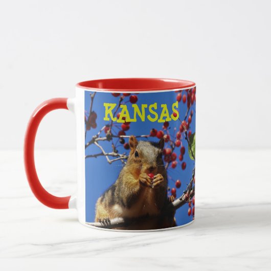 Kansas Squirrel die een rode Berry Coffee Mok eet (Links)