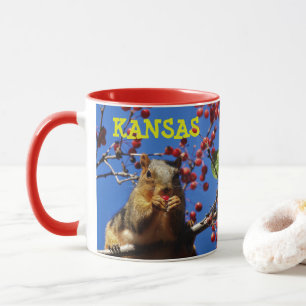 Kansas Squirrel die een rode Berry Coffee Mok eet