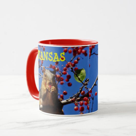 Kansas Squirrel die een rode Berry Coffee Mok eet (Voorkant links)