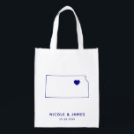 Kansas Wedding Welcome Bag Navy Tas met Kaart Boodschappentas<br><div class="desc">Een welkome cadeautas van een bruiloft met kaart-afbeelding. Je gasten zullen graag in hun hotel kijken en dit tas vinden vol met behandelingen die op hen wachten. U kunt het hart op de locatie van uw grote dag plaatsen met behulp van de functie "Pas verder aan".</div>