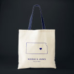 Kansas Wedding Welcome Bag Tas, Navy Blue Map Tote Bag<br><div class="desc">Een welkome cadeautas van een bruiloft met kaart-afbeelding. Je gasten zullen graag in hun hotel kijken en dit tas vinden vol met behandelingen die op hen wachten. U kunt het hart op de locatie van uw grote dag plaatsen met behulp van de functie "Pas verder aan".</div>