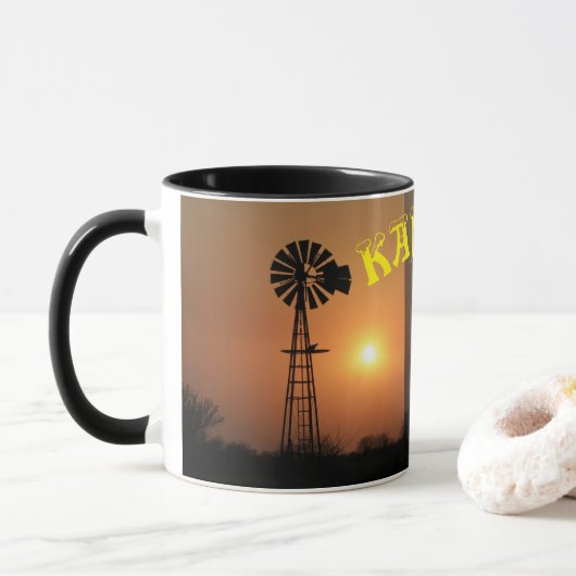 Kansas Windmill Silhouette Smoky Sky Coffee Mok (Met donut)