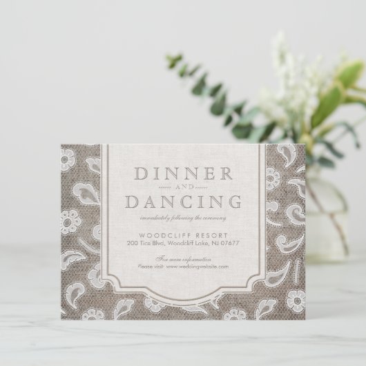 Kant en burlap rustiek land bruiloft receptie informatiekaartje (Staand voorkant)