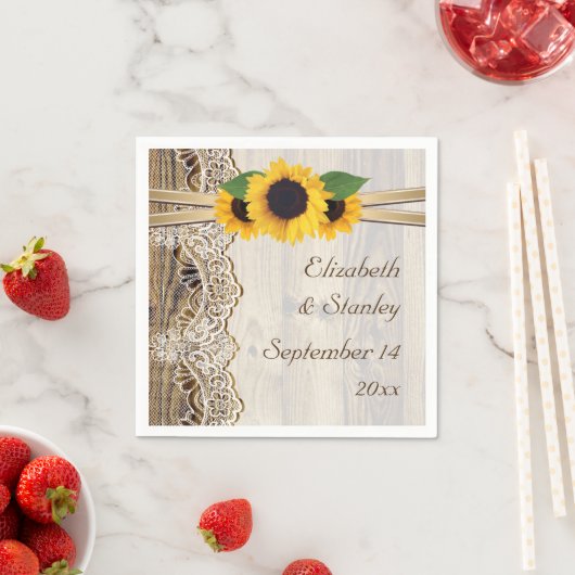 Kant en zonnebloemen op houten bruiloft servetten (Insitu)