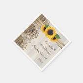 Kant en zonnebloemen op houten bruiloft servetten (Hoek)