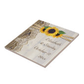 Kant en zonnebloemen op houten bruiloft tegeltje (Zijkant)