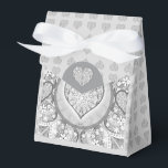 Kant keramiek grijs bedankdoosjes<br><div class="desc">Kantprint toegevoegd aan een keramisch effect voor dit fijne patroon met enkele inlays van parels of cabochons (getekend). Een fijn afgewerkte, klassieke originele stijl. Hier in lichtgrijs, wat een romantische stijl geeft, bestaat dit patroon ook in zwart, lichtblauw en Grieks blauw in andere van mijn collecties >> klik op «...</div>