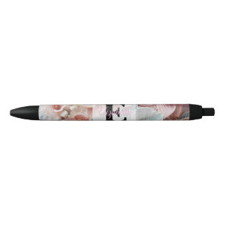 Kant met monogram bloemendecor in zacht roze orchi zwarte inkt pen