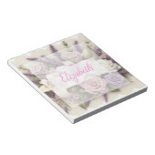 Kant met monogram bloemendecor paarse rozen lavend notitieblok (Schuin)