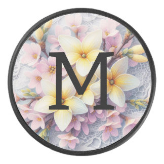 Kant met monogram roze en gele lentebloemen  hockey puck