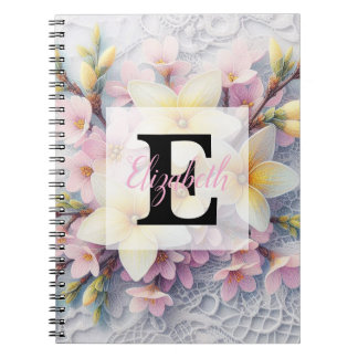 Kant met monogram roze en gele lentebloemen  notitieboek