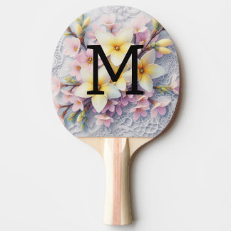 Kant met monogram roze en gele lentebloemen  tafeltennisbatje