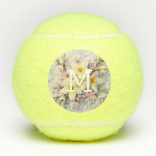Kant met monogram roze en gele lentebloemen  tennisballen