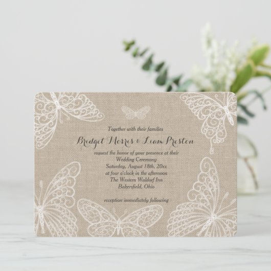 Kant Vlinders op Burlap bruiloft uitnodiging (Staand voorkant)