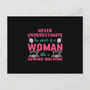 Kantel de kracht van een vrouw met een naaimachine briefkaart