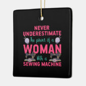 Kantel de kracht van een vrouw met een naaimachine keramisch ornament (Links)