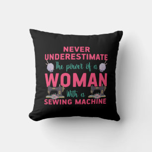 Kantel de kracht van een vrouw met een naaimachine kussen