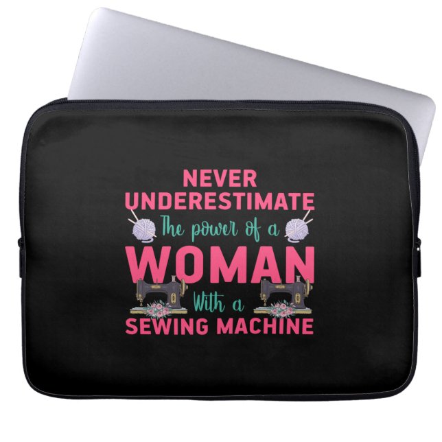 Kantel de kracht van een vrouw met een naaimachine laptop sleeve (Voorkant)