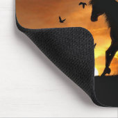 Kanterende paarden en vogels op zonsondergang muismat (Hoek)