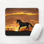 Kanterende paarden en vogels op zonsondergang muismat (Met muis)