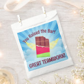 Kantoor behandelt beloningsbeloning werknemer van  bedankzakje (Geknipt)