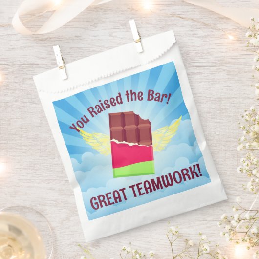 Kantoor behandelt beloningsbeloning werknemer van  bedankzakje (Geknipt)