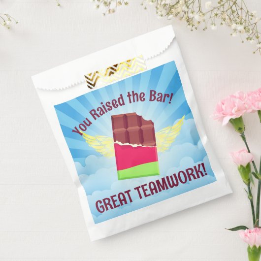 Kantoor behandelt beloningsbeloning werknemer van  bedankzakje (Gezegeld)