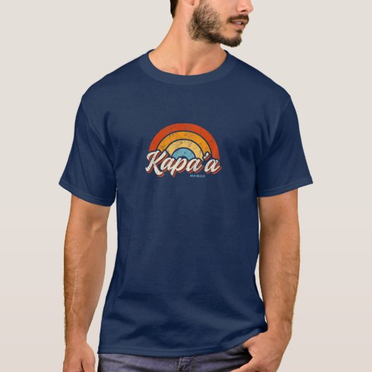 Kapa'a Hawaii HI Regenboogretro 70S T-shirt (Voorkant)