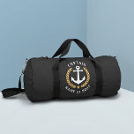 Kapitein Anchor Your Boat Name Gold Laurel Black Plunjezak<br><div class="desc">Een op maat ontworpen nautische boot anker,  gouden stijl laurierbladeren en een gouden ster met Captain rang of andere titel en uw gepersonaliseerde naam of bootnaam op een stijlvolle sportschool of reis plunjezak. Maakt een geweldig cadeau.</div>