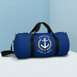 Kapitein Anker Bootnaam Gold Laurel Navy Gym Plunjezak<br><div class="desc">Een op maat ontworpen nautische boot anker,  gouden stijl laurierbladeren en een gouden ster met Captain rang of andere titel en uw gepersonaliseerde naam of bootnaam op een stijlvolle sportschool of reis plunjezak in marineblauw. 2 maten om uit te kiezen. Maakt een geweldig cadeau.</div>