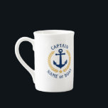 Kapitein Boat Name Anchor Gold Style Laurel Navy Porselein Kop<br><div class="desc">Een gepersonaliseerde Mok van de botkinkt met de rang van de kapitein of een andere titel,  uw bootnaam,  familienaam of andere gewenste tekst. Met een speciaal ontworpen nautisch bootanker,  gouden laurelbladeren en sterembleem. Maakt een groot geschenk voor elke gelegenheid.</div>