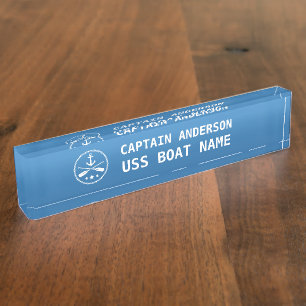 Kapitein en boeg van de Anker Nautical en Oars Naambordje