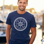 Kapitein naam touw lijst nautisch schip wiel t-shirt<br><div class="desc">Een blauw T-shirt van de marine met een wit,  elegant schip wiel- en touwembleem met de naam van de kapitein en de naam van de boot.</div>