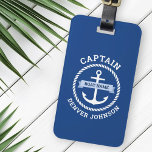 Kapitein verankert de naam van de grenzingsboot op bagagelabel<br><div class="desc">Bagagelabel met een wit nautisch anker omgeven door een touwrand. Aan de overkant van het anker is een lichtblauw lint met de naam van je boot. Voeg bovenaan de titel toe,  bijvoorbeeld captain,  en onderaan een aangepaste naam. Contactgegevens op de achterkant.</div>