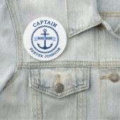 Kapitein verankert de naam van de grenzingsboot op naamplaatje (In situ)