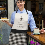 Kappa Kappa Chino Funny Coffee Lover Schort<br><div class="desc">Een grappig ontwerp voor de koffieliefhebber of barista, dit unieke all-over-print schort heeft een zwart-wit vormgegeven met een overeenkomende vaste bovengrond in gebroken wit. De tekst "KAPPA KAPPA CHINO" zit onder een schitterende kop koffie. De tekst is een spin-off van Griekse organisaties die doorgaans op hogescholen en universiteiten worden aangetroffen....</div>