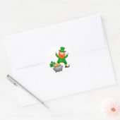 Karakter vrolijke kabouter met pot ronde sticker (Envelop)