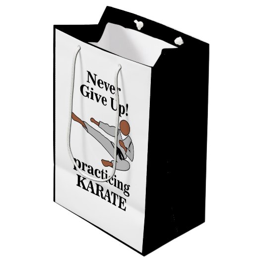 Karate Black Belt nooit opgeven vechtsporten Medium Cadeauzakje (Voorkant Gekanteld)