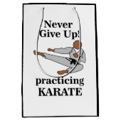 Karate Black Belt nooit opgeven vechtsporten Medium Cadeauzakje (Voorkant)