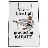 Karate Black Belt nooit opgeven vechtsporten Medium Cadeauzakje (Achterkant)