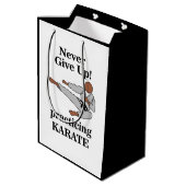 Karate Black Belt nooit opgeven vechtsporten Medium Cadeauzakje (Achterkant Gekanteld)