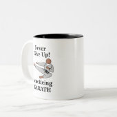 Karate Black Belt nooit opgeven vechtsporten Tweekleurige Koffiemok (Voorkant links)