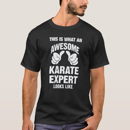 Karate Expert Ziet Er Grappig Uit T-shirt (Voorkant)